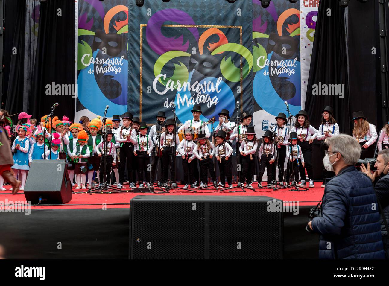 Malaga, Espagne - 27 FÉVRIER 2022: Les enfants dans un spectacle public au Carnaval de Malaga avec des costumes, des confettis, de la musique, de la danse, des mrches et des pièces de théâtre pour les enfants à Malaga Banque D'Images
