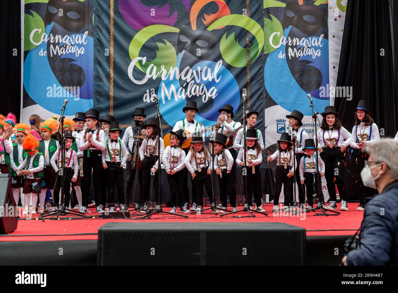 Malaga, Espagne - 27 FÉVRIER 2022: Les enfants dans un spectacle public au Carnaval de Malaga avec des costumes, des confettis, de la musique, de la danse, des mrches et des pièces de théâtre pour les enfants à Malaga Banque D'Images