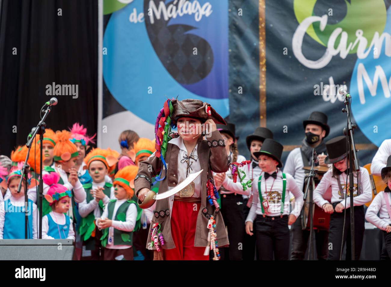 Malaga, Espagne - 27 FÉVRIER 2022: Les enfants dans un spectacle public au Carnaval de Malaga avec des costumes, des confettis, de la musique, de la danse, des mrches et des pièces de théâtre pour les enfants à Malaga Banque D'Images