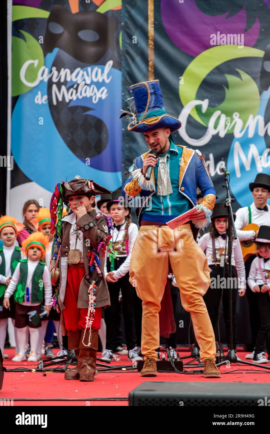 Malaga, Espagne - 27 FÉVRIER 2022: Les enfants dans un spectacle public au Carnaval de Malaga avec des costumes, des confettis, de la musique, de la danse, des mrches et des pièces de théâtre pour les enfants à Malaga Banque D'Images