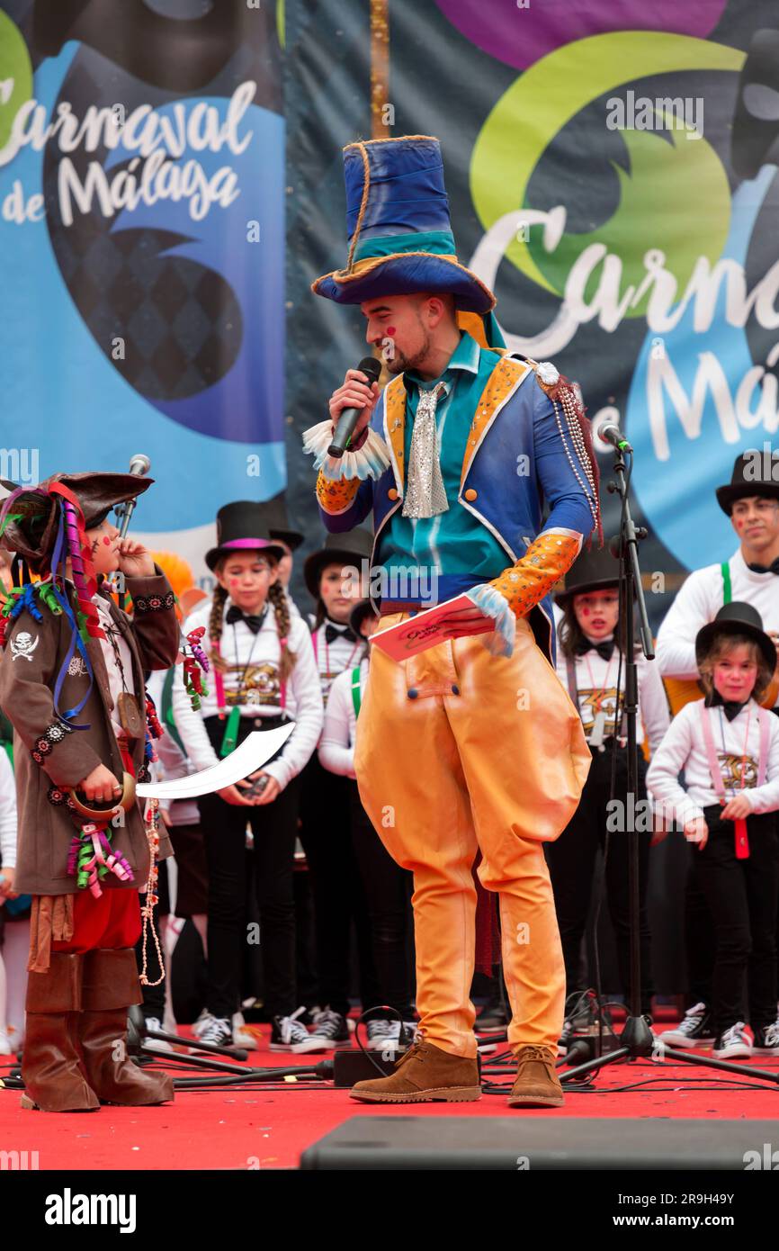 Malaga, Espagne - 27 FÉVRIER 2022: Les enfants dans un spectacle public au Carnaval de Malaga avec des costumes, des confettis, de la musique, de la danse, des mrches et des pièces de théâtre pour les enfants à Malaga Banque D'Images