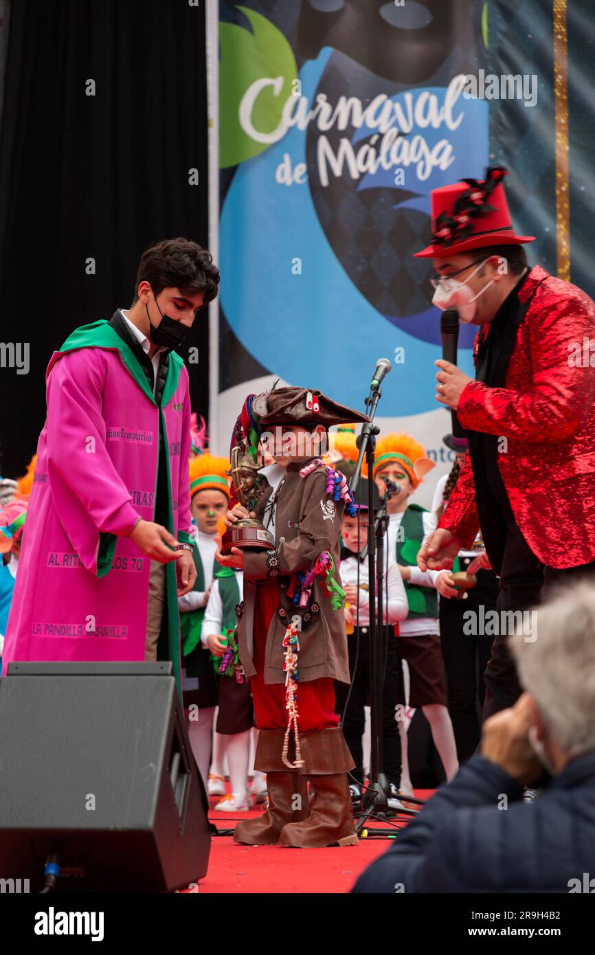 Malaga, Espagne - 27 FÉVRIER 2022: Les enfants dans un spectacle public au Carnaval de Malaga avec des costumes, des confettis, de la musique, de la danse, des mrches et des pièces de théâtre pour les enfants à Malaga Banque D'Images