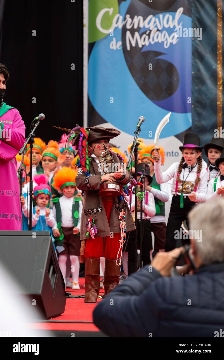 Malaga, Espagne - 27 FÉVRIER 2022: Les enfants dans un spectacle public au Carnaval de Malaga avec des costumes, des confettis, de la musique, de la danse, des mrches et des pièces de théâtre pour les enfants à Malaga Banque D'Images