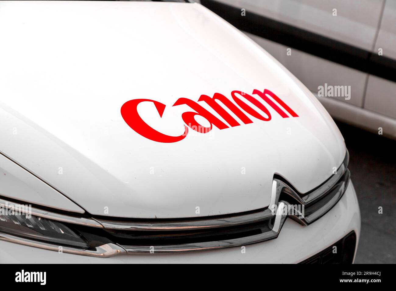 Genève, Suisse - 25 MARS 2022 : logo de la marque Canon sur la voiture de service de la société à Genève, Suisse. Banque D'Images