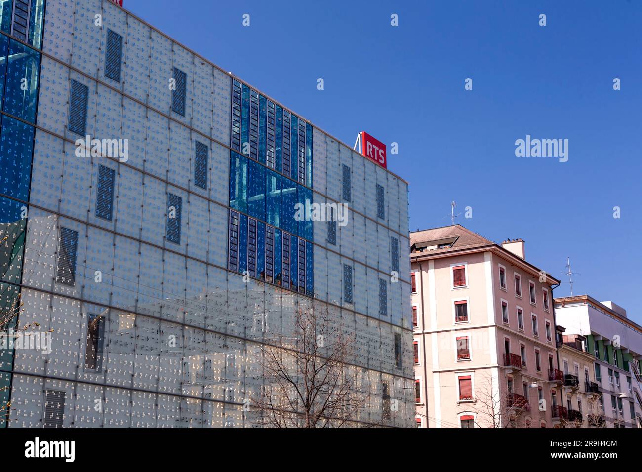 Genève, Suisse - 25 MARS 2022 : extérieur du RTS, bâtiment suisse de radio-télévision à Genève, Suisse. Banque D'Images