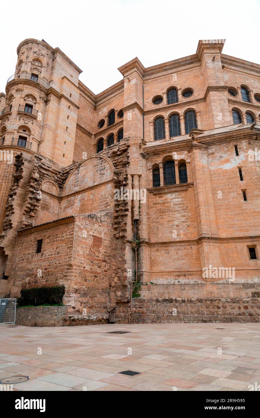 Malaga, Espagne - 27 FÉVRIER 2022 : la cathédrale de Malaga est une église catholique romaine à Malaga, Andalousie, sud de l'Espagne. Architecture de style Renaissance Banque D'Images Malaga, Espagne - 27 FÉVRIER 2022 : la cathédrale de Malaga est une église catholique romaine à Malaga, Andalousie, sud de l'Espagne. Architecture de style Renaissance Banque D'Images