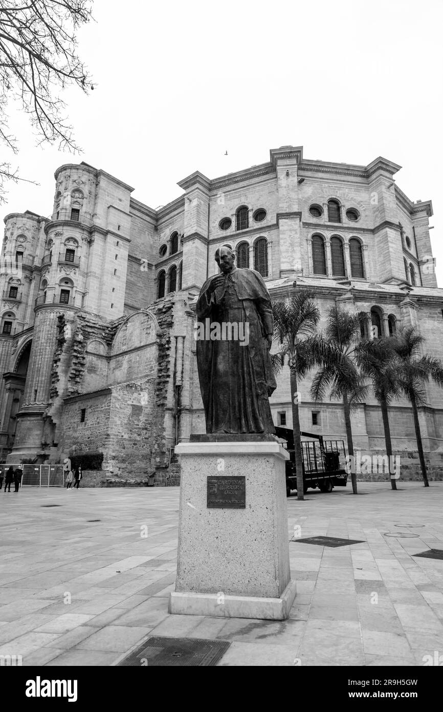 Malaga, Espagne - 27 FÉVRIER 2022 : statue du cardinal Herrera Oria à la façade arrière de la cathédrale de Malaga, Malaga, Espagne. Banque D'Images