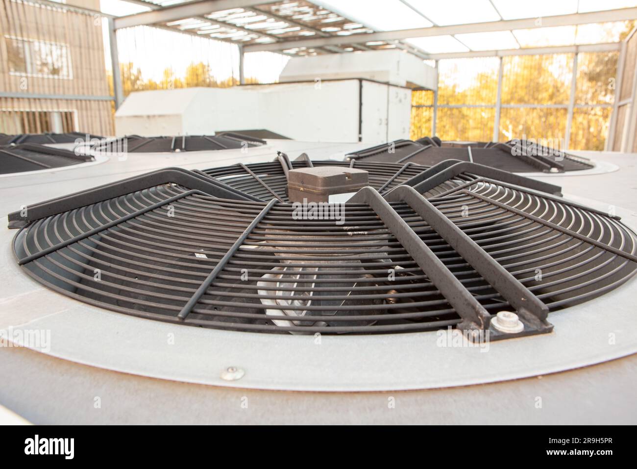 sur un toit plat il y a climatisation de refroidissement dans un grand bâtiment Banque D'Images