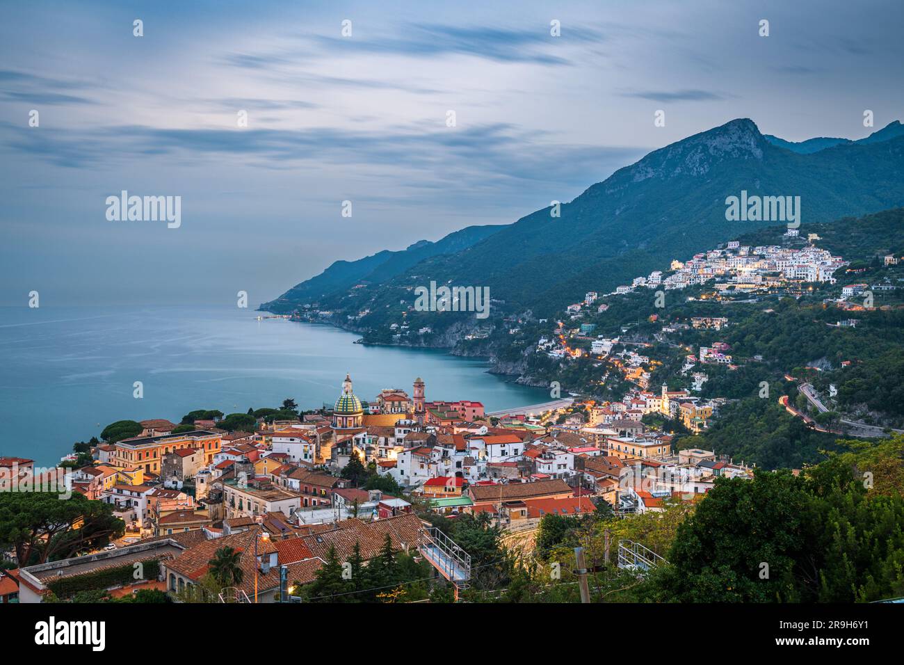 Vietri Sul Mare, ville italienne sur la côte amalfitaine au crépuscule. Banque D'Images