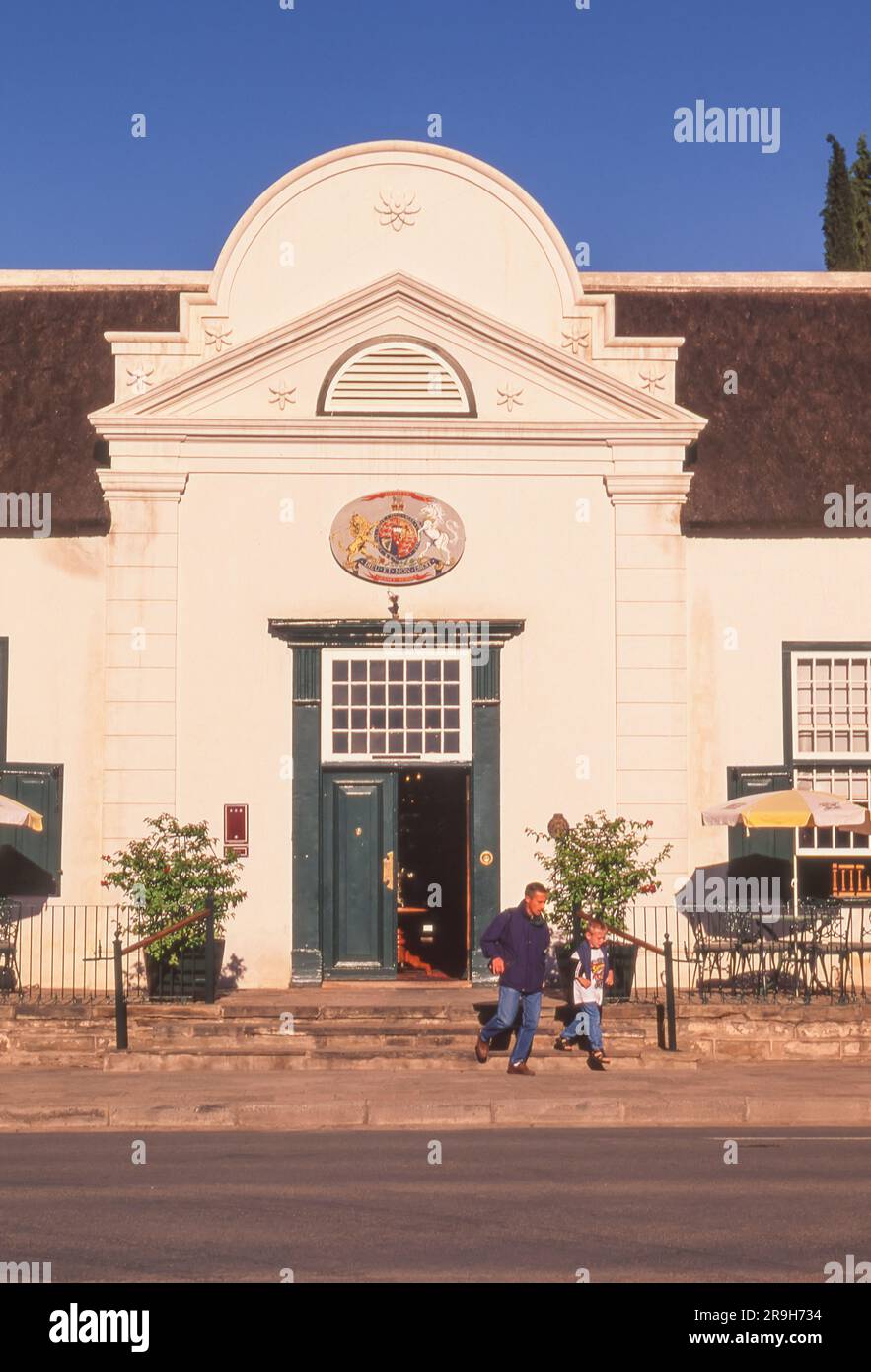 L'hôtel historique Drostdy, situé dans la ville de Graaff-Reinet, dans la province orientale du Cap en Afrique du Sud, est un bel exemple de l'architecture du Cap-Dutch. Banque D'Images