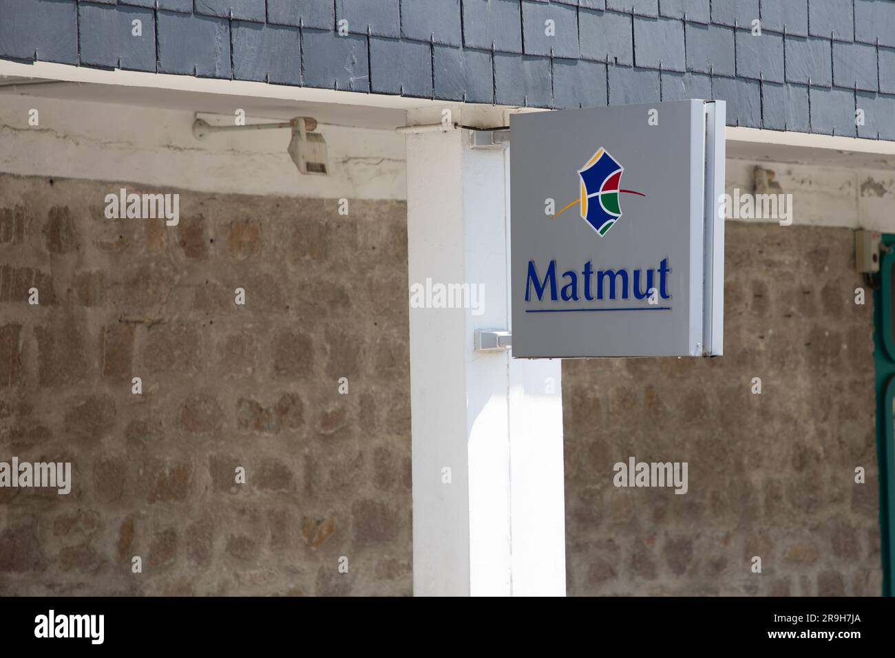 Bordeaux , Aquitaine France - 06 21 2023 : logo Matmut chaîne de marque et texte enseigne façade façade bureau magasin bâtiment magasin Banque D'Images
