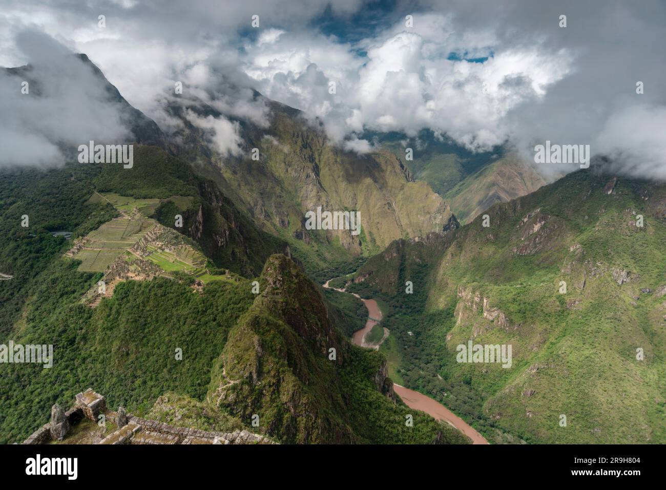 Paysage péruvien de montagnes avec le site Machu Picchu et la vallée de la rivière Urubamba Banque D'Images