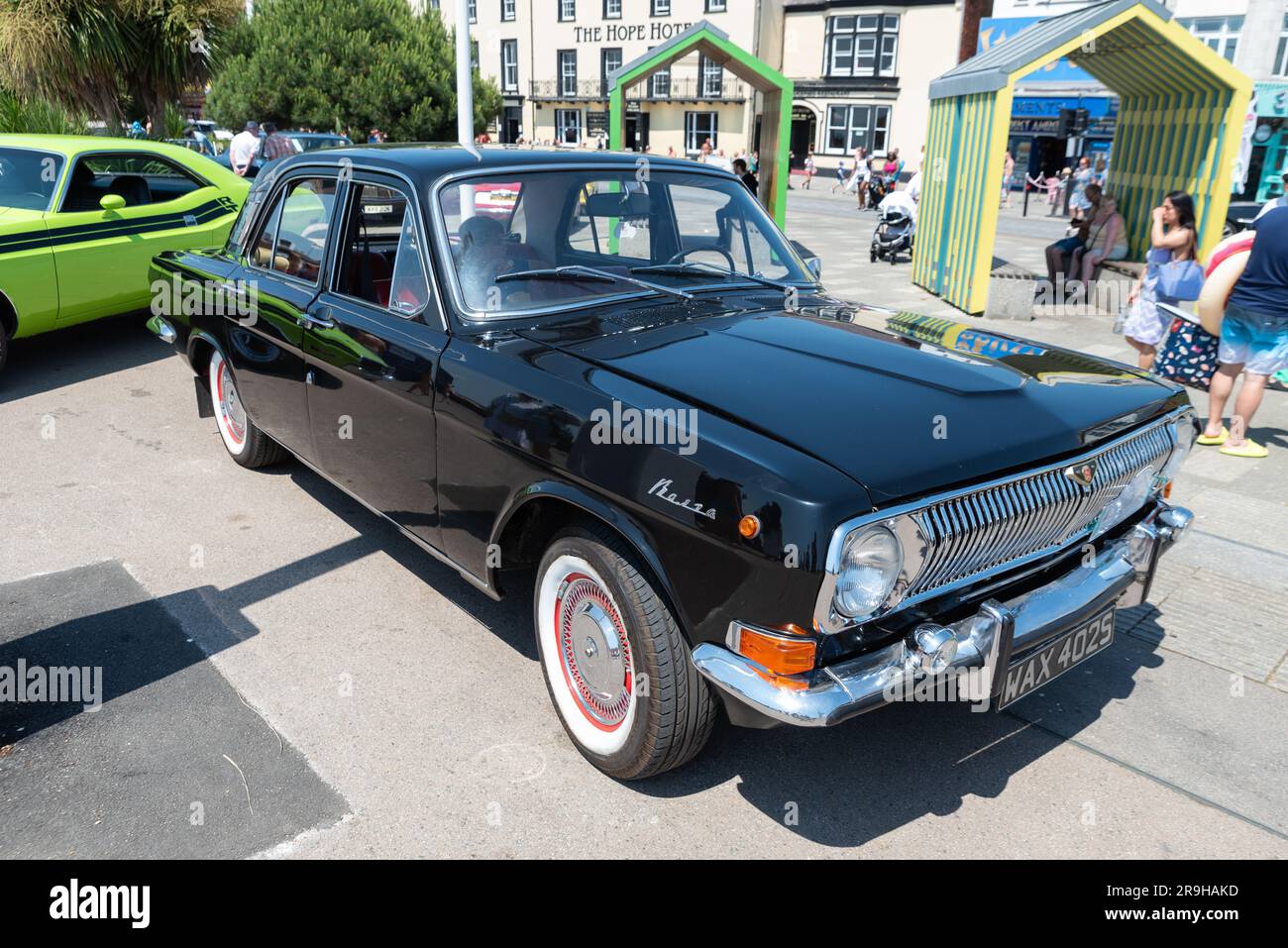 1978 GAZ-24 Volga exposé après la course de Londres à Southend. Sur le front de mer à Southend on Sea, Essex, Royaume-Uni. Voiture russe Banque D'Images