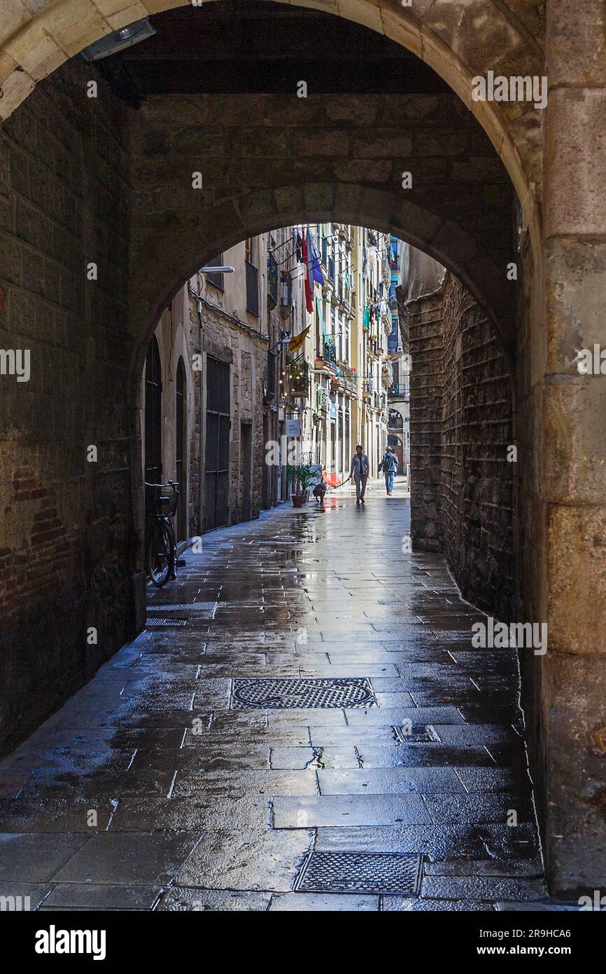 BARCELONE, ESPAGNE - 11 MAI 2017: C'est une porte voûtée et une des rues de l'ancien quartier urbain de la Ribera après la pluie. Banque D'Images