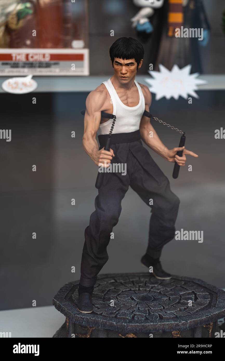 Bruce Lee est une figure réaliste dans sa position de combat Banque D'Images