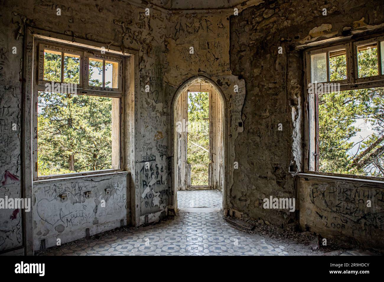 Profitis Elias Hill, Rhodes, Grèce-20JUN2023-abandonné Villa de Vecchi sur l'île grecque de Rhodes, maison de vacances de l'italien Benito Mussolini. Banque D'Images