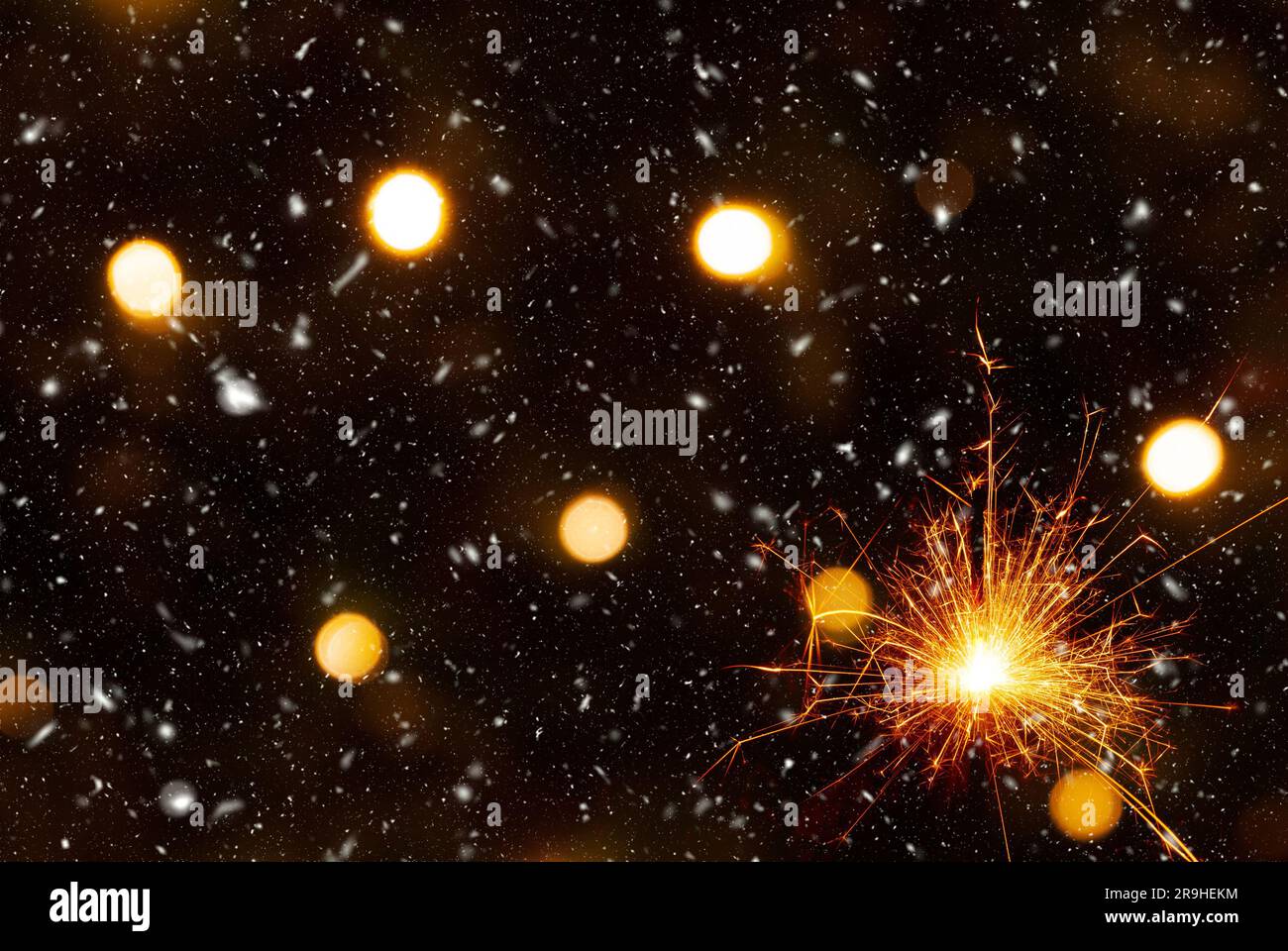 Un sparkler brûlant sur fond neigeux abstrait, concept de fête. Banque D'Images