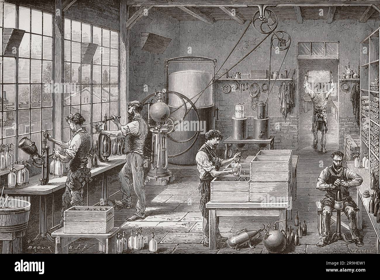 Intérieur d'une usine d'eau de soude de 19th siècle montrant les travailleurs préparant des bouteilles du produit. Après une illustration dans les merveilles de l'industrie, par Louis Figuier, publié en 1877. Banque D'Images