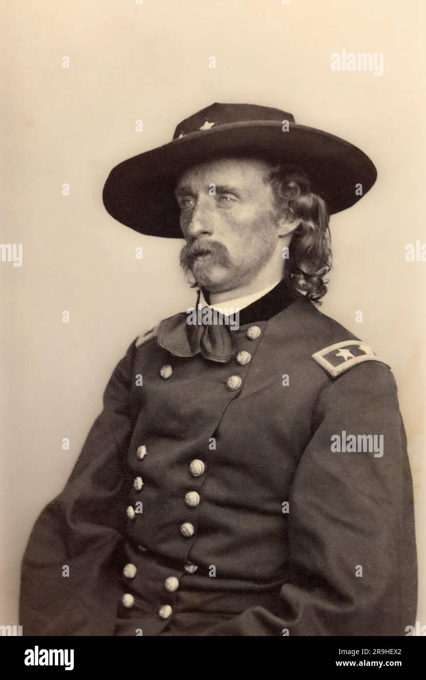 George Armstrong Custer, 1839 – 1876. Officier de l'armée américaine et commandant de cavalerie dans la guerre civile américaine et les guerres indiennes américaines qui ont été tuées avec la plupart de son commandement à la bataille du petit Bighorn. Banque D'Images