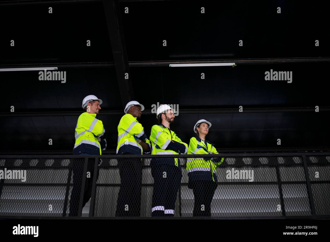 Un ingénieur travaille à l'usine de bras robotisés. Concept de technologie et d'ingénierie. Banque D'Images
