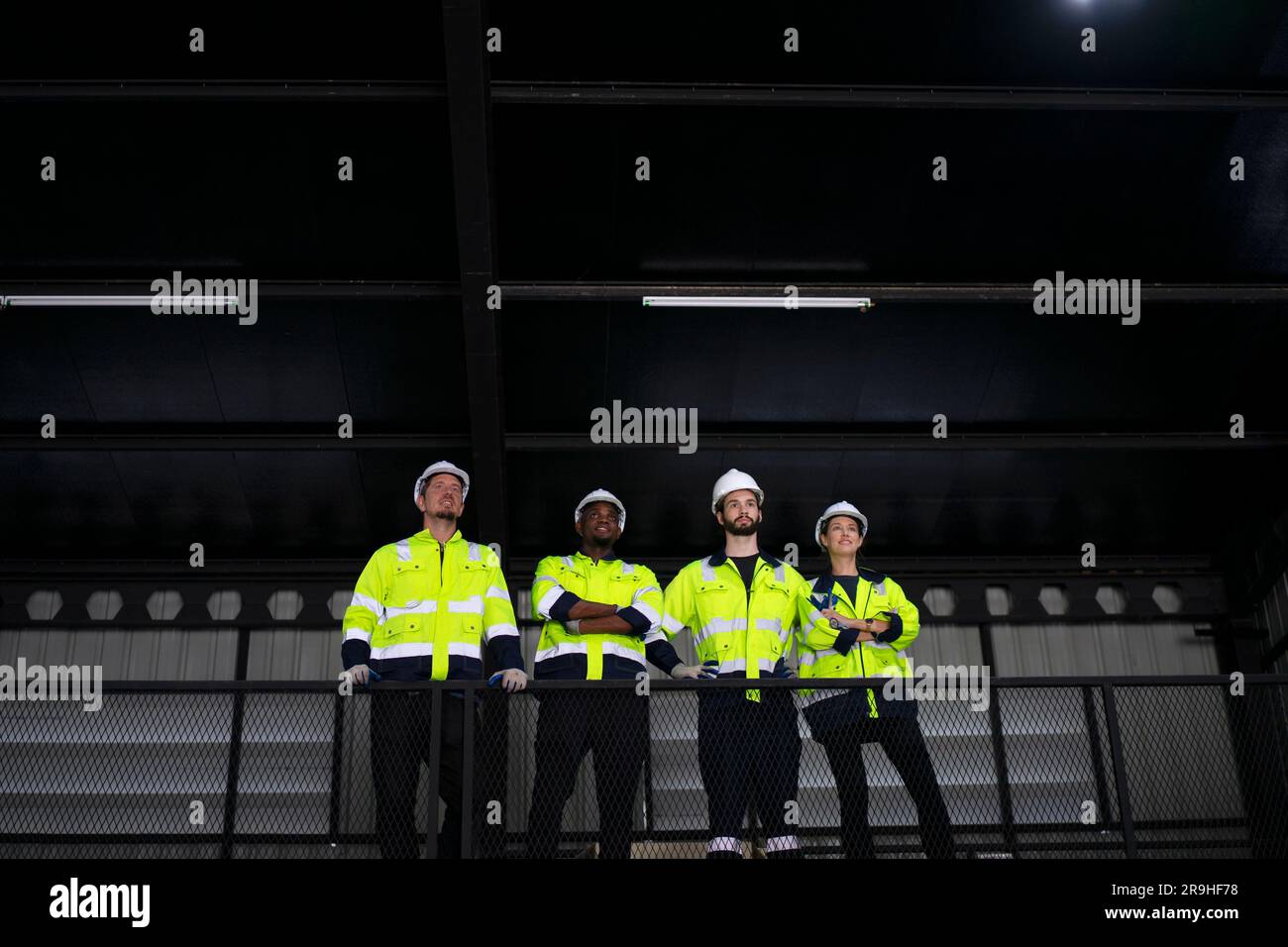 Un ingénieur travaille à l'usine de bras robotisés. Concept de technologie et d'ingénierie. Banque D'Images