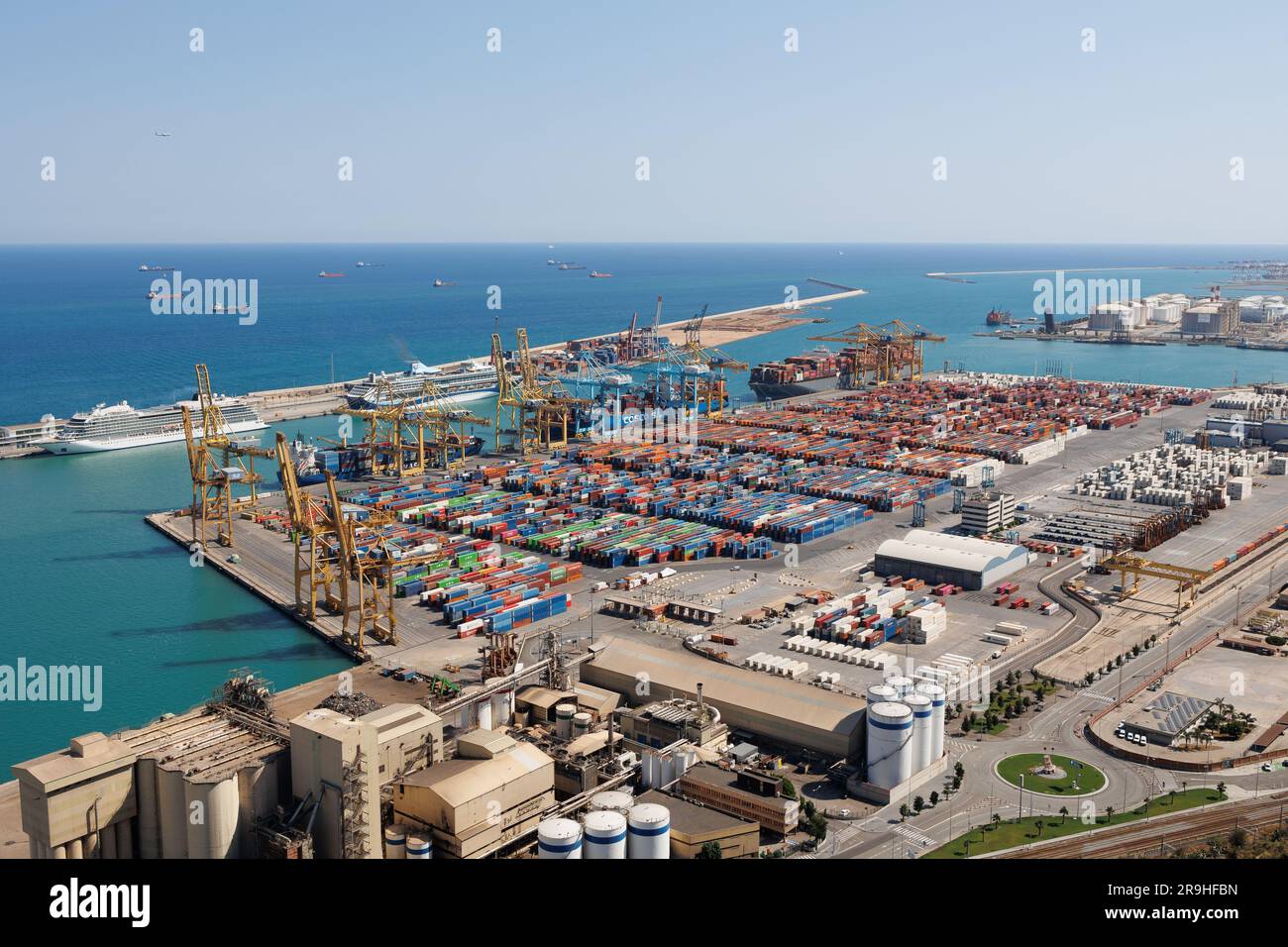 Port commercial de Barcelone vu d'en haut avec Container Depot. Banque D'Images