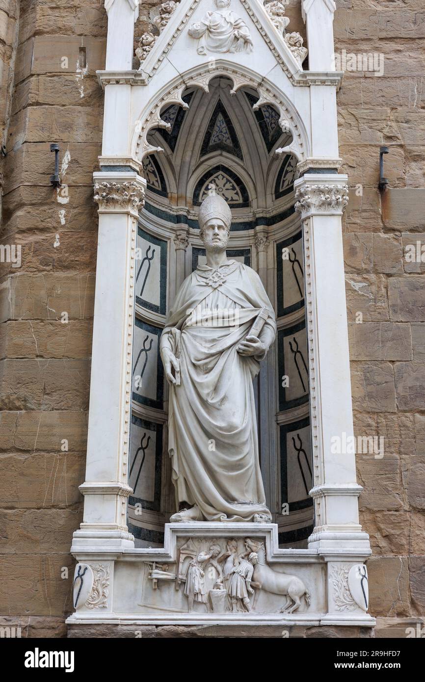Statue de Saint Eligius dans le Tabernacle extérieur dans le périmètre extérieur de l'église d'Orsanmichele à Florence, Italie. Banque D'Images