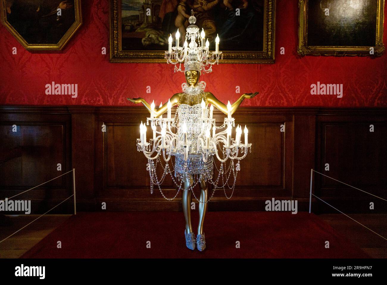 Robe chandelier en cristal portée par Katy Perry pour le met Gala 2019, exposition Crown to Couture 2023, Kensington Palace, Londres, Royaume-Uni Banque D'Images