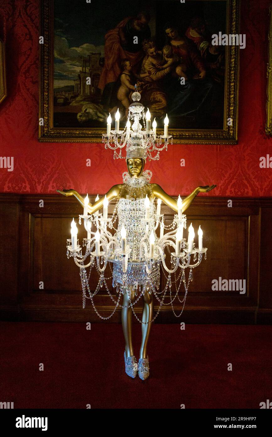 Robe chandelier en cristal portée par Katy Perry pour le met Gala 2019, exposition Crown to Couture 2023, Kensington Palace, Londres, Royaume-Uni Banque D'Images