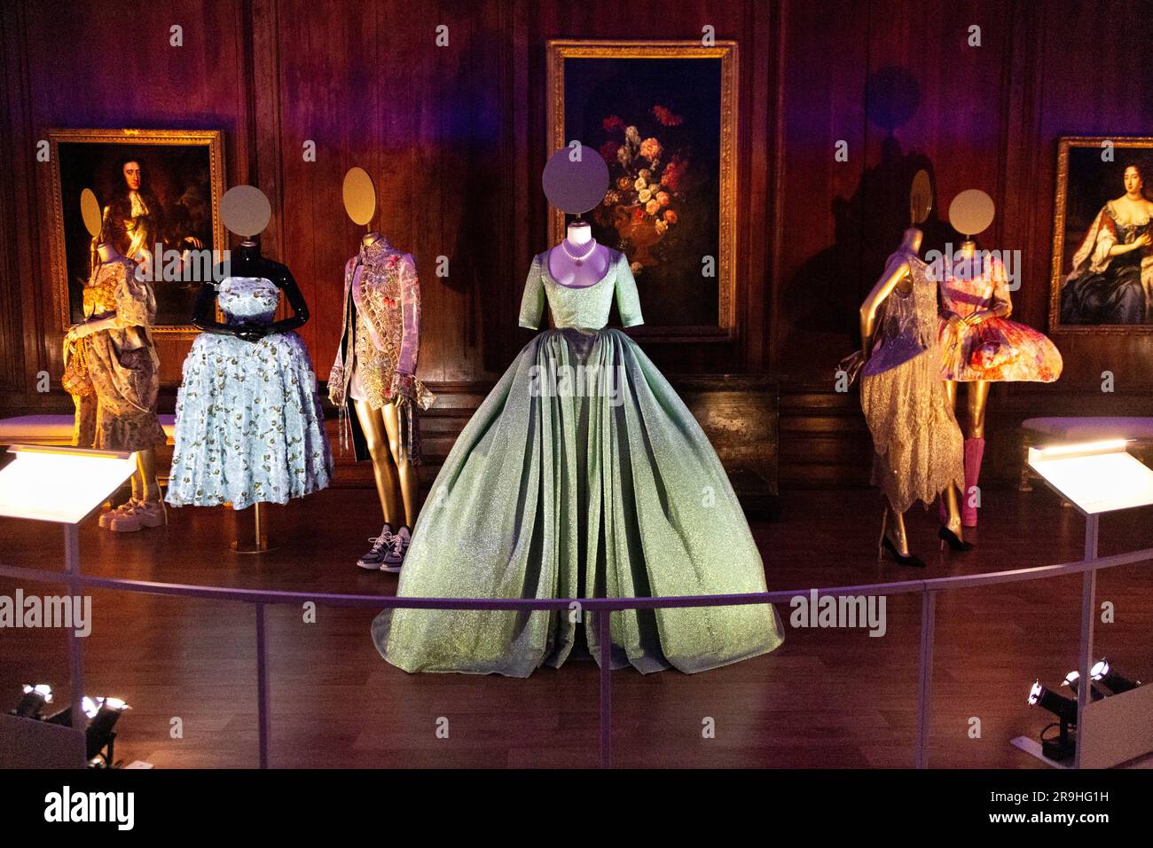 Edward Crutchley CASAQUE Printemps 2022, exposition CROWN to Couture 2023, Kensington Palace, Londres, Royaume-Uni Banque D'Images