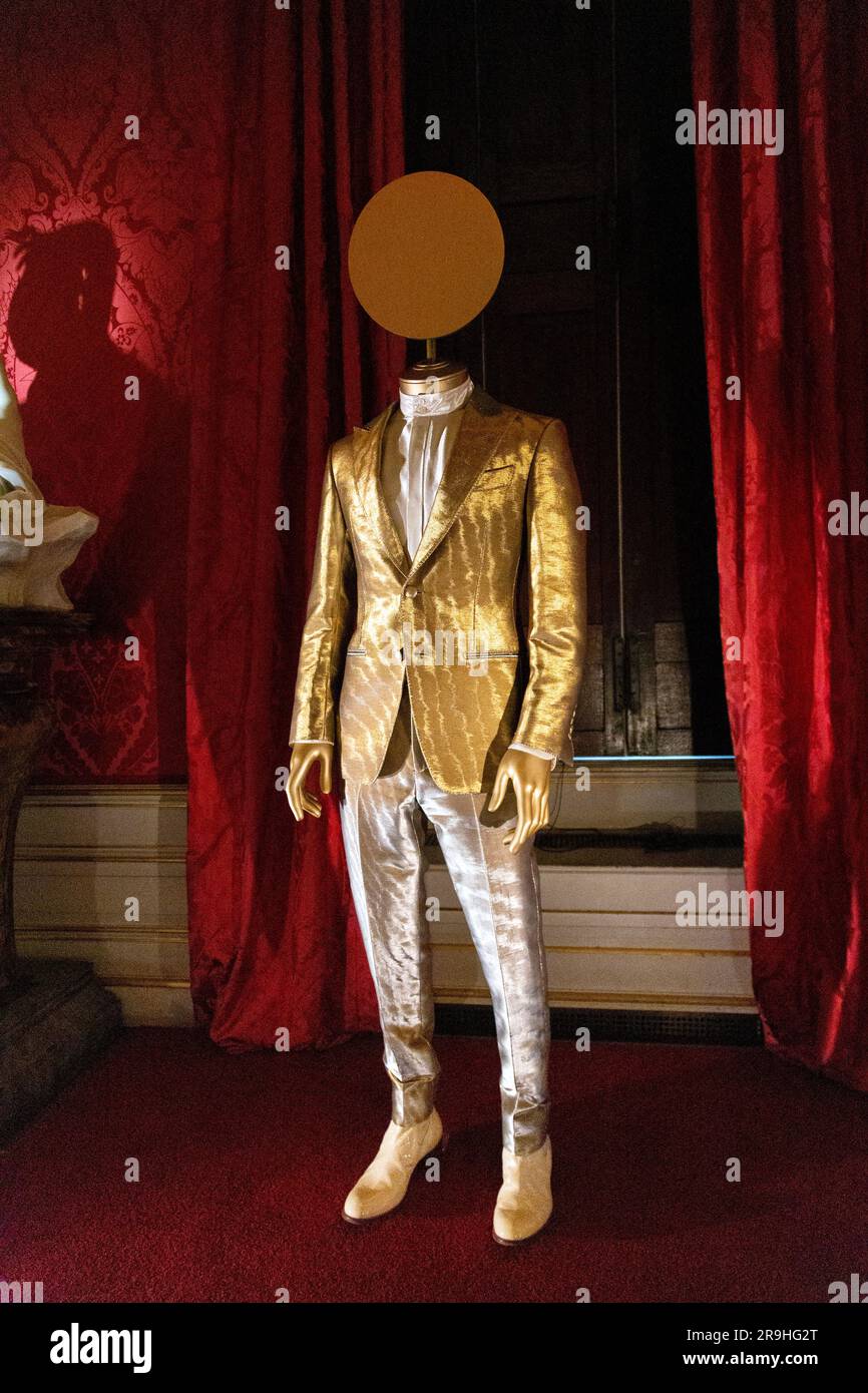 Costume d'or et d'argent de Tom Ford, porté par Timothée Chalamet au Festival de Cannes 2021, exposition Crown to Couture 2023, Palais de Kensington, Londres, Banque D'Images