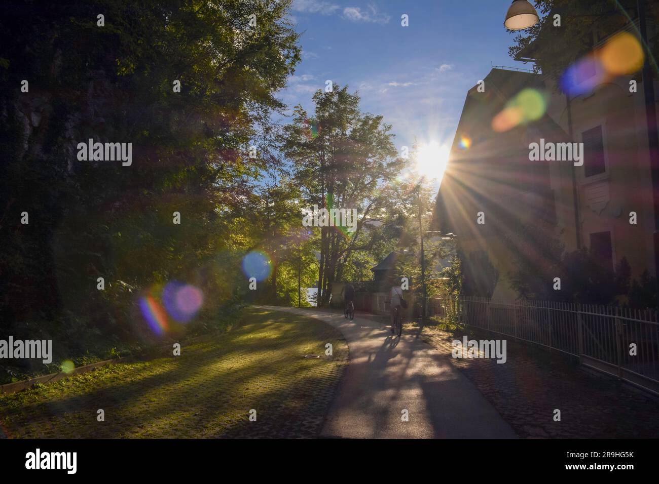 Vélo par le coucher du soleil à Bled Village - Slovénie Banque D'Images