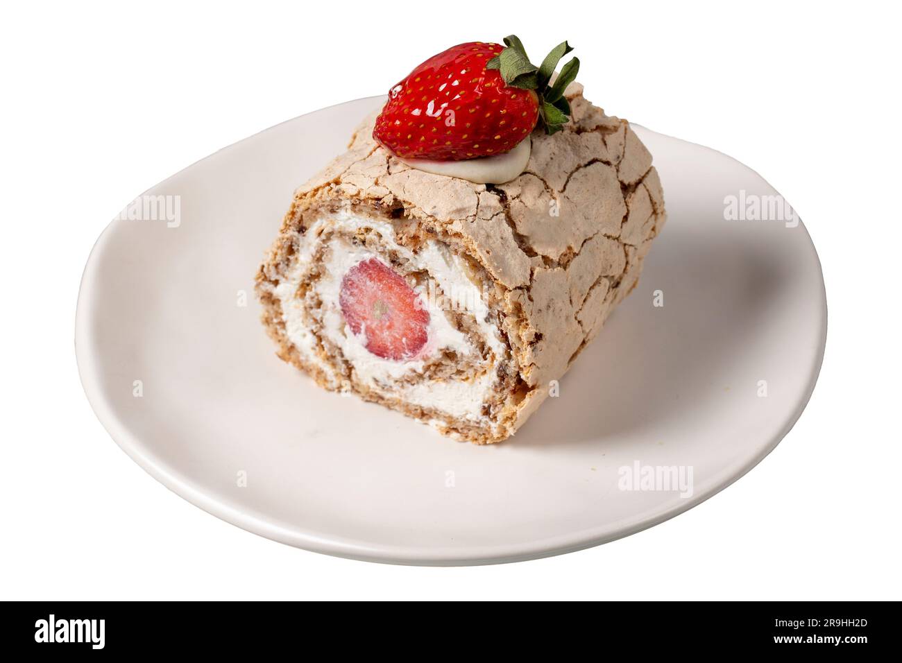 Gâteau aux fraises. Gâteau en rondins à la crème et aux fraises isolé sur fond blanc. gros plan Banque D'Images