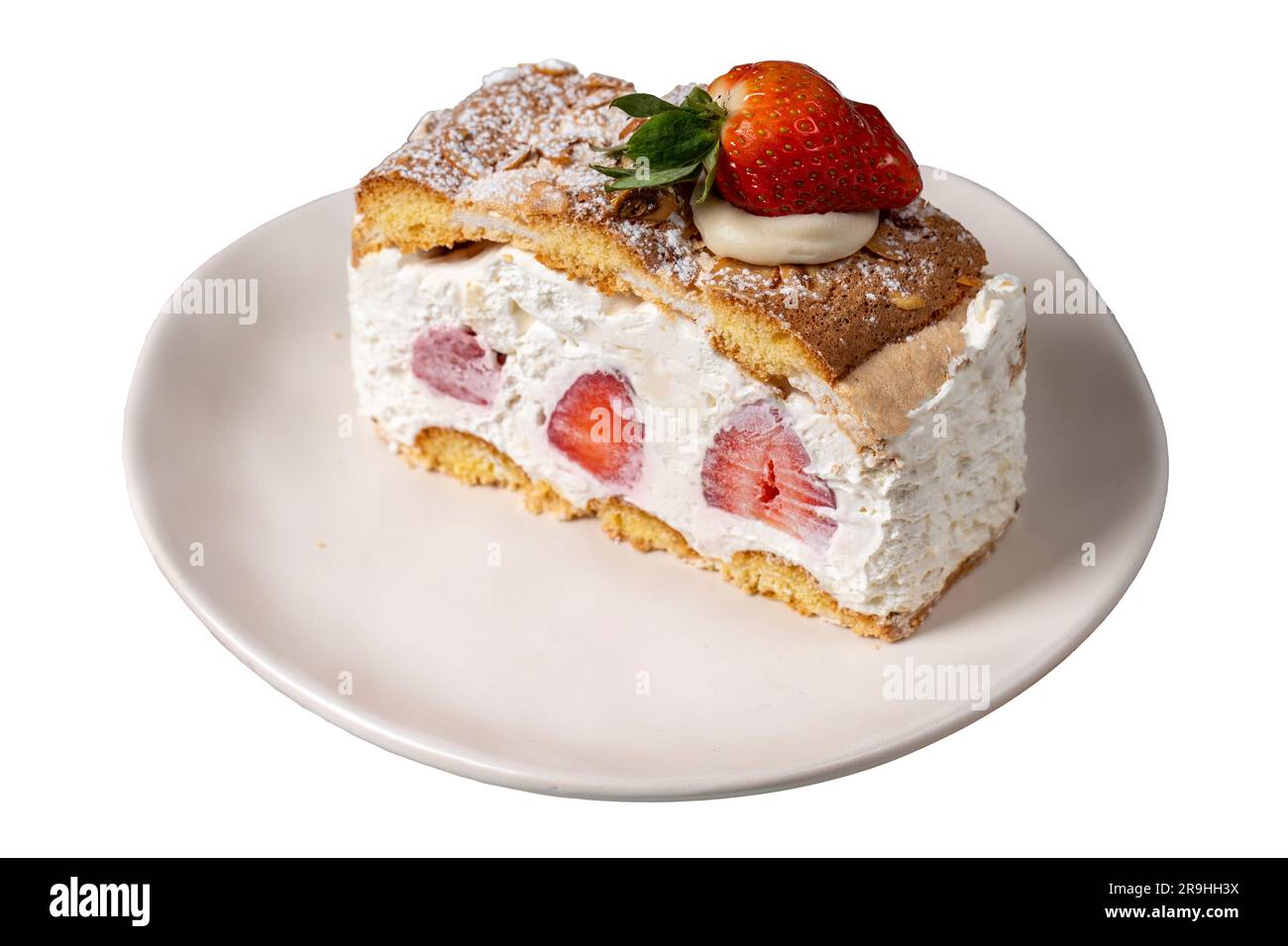 Gâteau à la fraise et à la crème fouettée isolé sur fond blanc. gros plan Banque D'Images