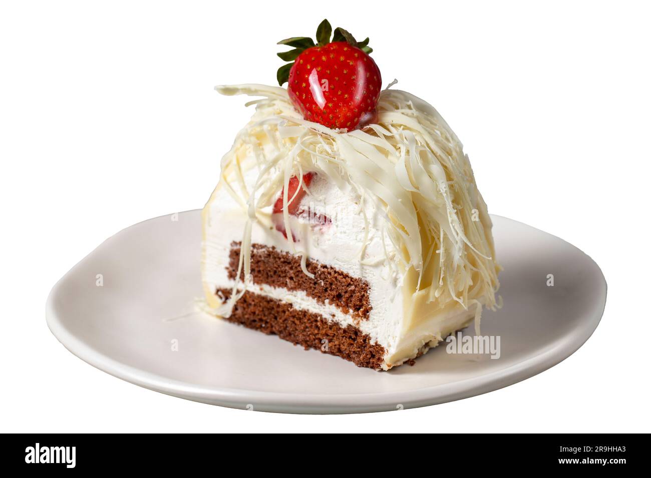 Gâteau au chocolat blanc superposé isolé sur fond blanc. Une tranche de délicieux gâteau aux fraises. gros plan Banque D'Images