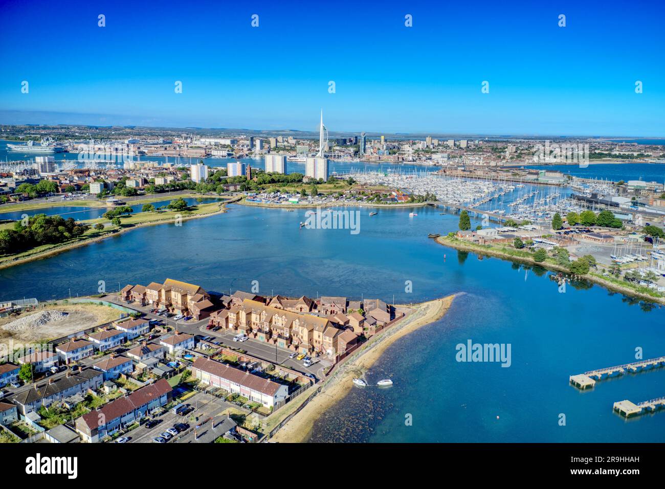 Survolez le lac Haslar à Gosport en direction de la marina de Haslar et du port de Portsmouth. Banque D'Images