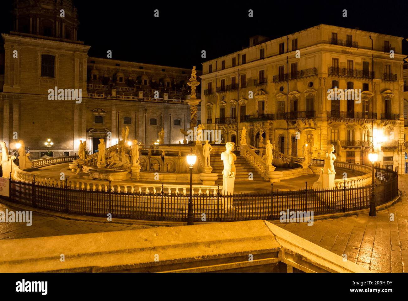Palerme, Sicile, Italie, Palerme, Sicile, Italie, Un paysage urbain à la Piazza Pretoria avec une Fontana Pretoria. Banque D'Images
