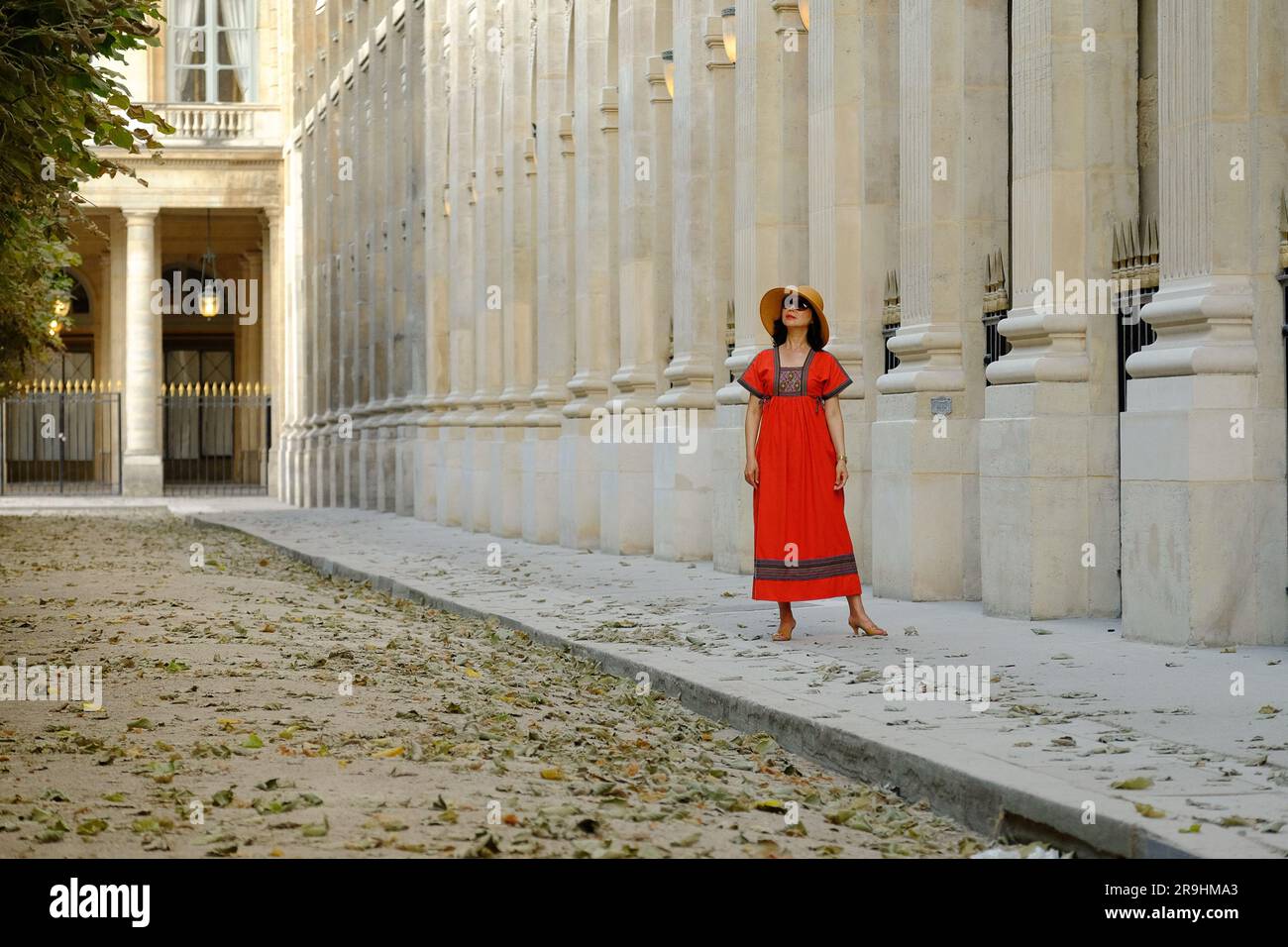 Une femme mûre glamour au Palais Royal portant une robe paysanne russe, une femme asiatique d'âge moyen à la mode à Paris Banque D'Images