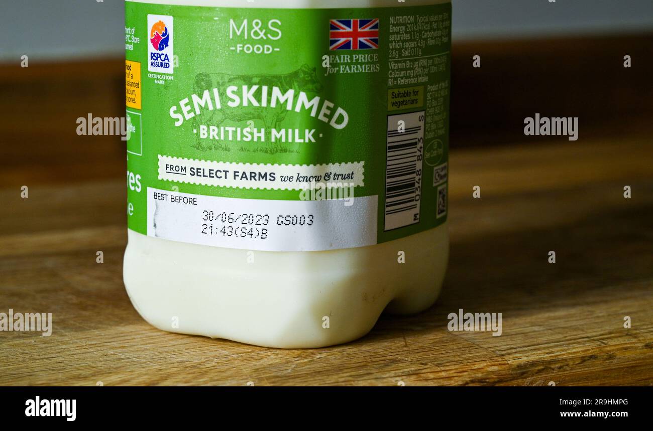 Boîte M&S de lait demi-écrémé avec une date de péremption Banque D'Images