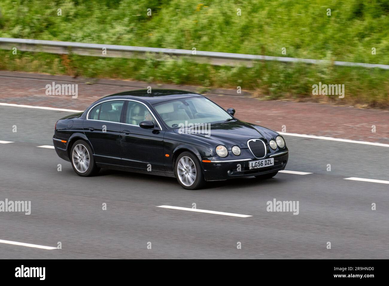 2006 Jaguar S-Type se Diesel AutovDT V6 Auto Black car Saloon 2720 cc ; conduite à vitesse rapide sur l'autoroute M6 dans le Grand Manchester, Royaume-Uni Banque D'Images