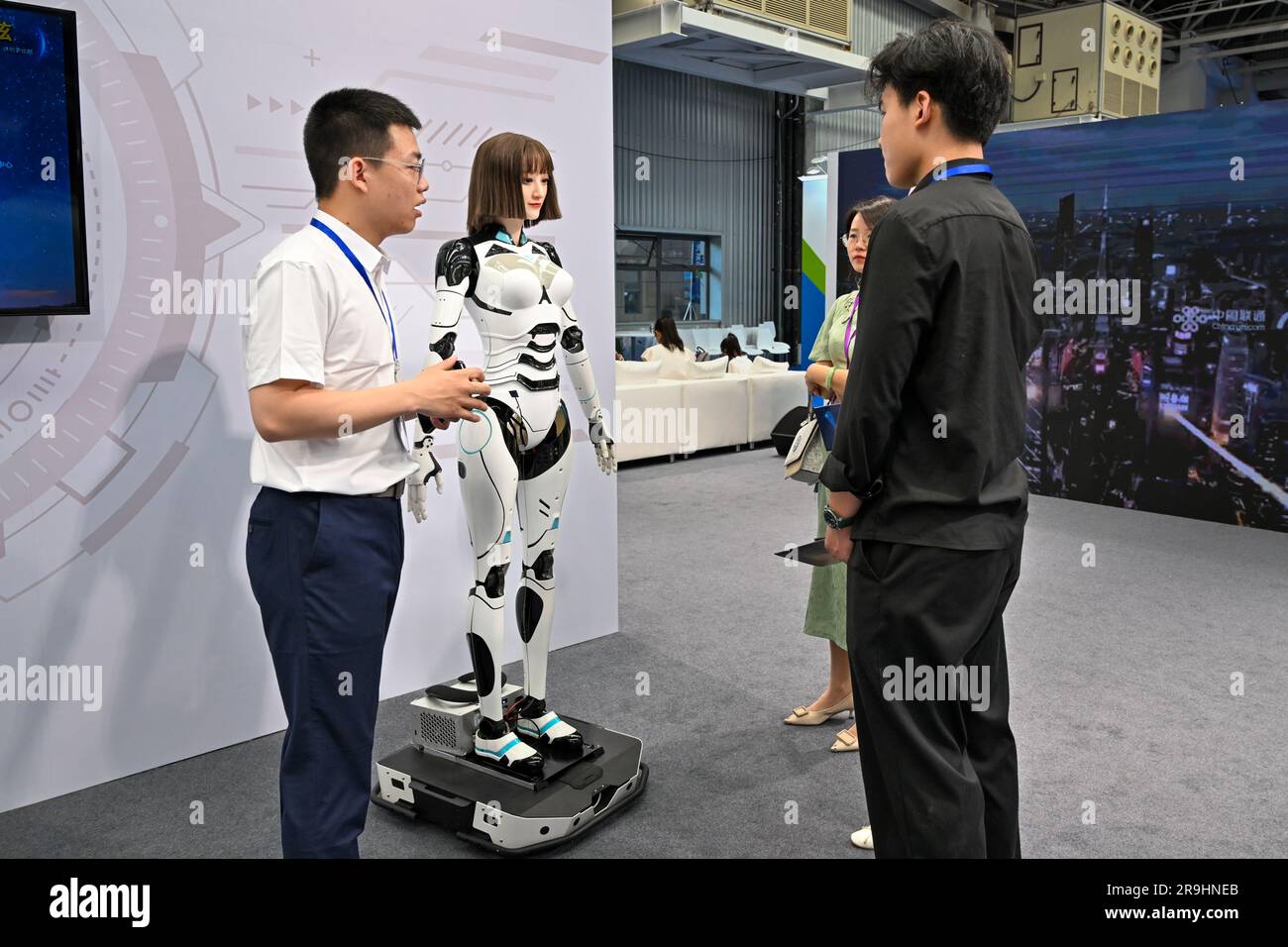 SUZHOU, CHINE - 27 JUIN 2023 - un exposant présente diverses fonctions d'un robot de service à la réception aux clients de l'univers Kunshan Yuan 2023 Banque D'Images