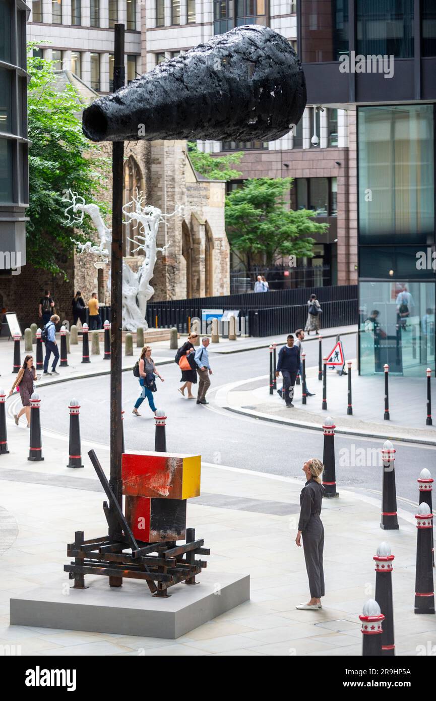 Londres, Royaume-Uni. 27 juin 2023. «Untitled: Megaphone», 2014, de Phyllida Barlow est dévoilé lors du lancement de l'édition 12th de Sculpture in the City, une exposition gratuite annuelle d'œuvres d'art publiques contemporaines dans le Square Mile. 18 œuvres d'art placées à côté de sites célèbres tels que le Gherkin et le Cheesegrater ainsi que de nouveaux espaces historiques avec la région peuvent être vues pendant les 12 prochains mois. Credit: Stephen Chung / Alamy Live News Banque D'Images