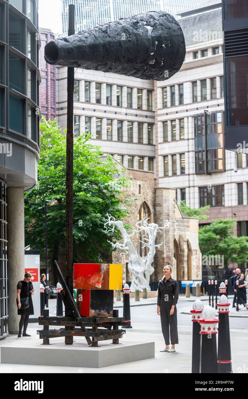 Londres, Royaume-Uni. 27 juin 2023. «Untitled: Megaphone», 2014, de Phyllida Barlow est dévoilé lors du lancement de l'édition 12th de Sculpture in the City, une exposition gratuite annuelle d'œuvres d'art publiques contemporaines dans le Square Mile. 18 œuvres d'art placées à côté de sites célèbres tels que le Gherkin et le Cheesegrater ainsi que de nouveaux espaces historiques avec la région peuvent être vues pendant les 12 prochains mois. Credit: Stephen Chung / Alamy Live News Banque D'Images
