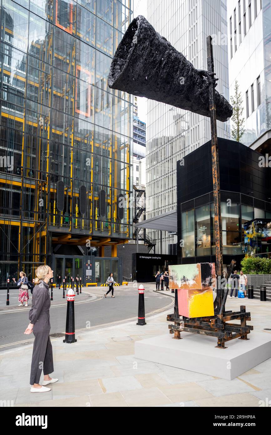 Londres, Royaume-Uni. 27 juin 2023. «Untitled: Megaphone», 2014, de Phyllida Barlow est dévoilé lors du lancement de l'édition 12th de Sculpture in the City, une exposition gratuite annuelle d'œuvres d'art publiques contemporaines dans le Square Mile. 18 œuvres d'art placées à côté de sites célèbres tels que le Gherkin et le Cheesegrater ainsi que de nouveaux espaces historiques avec la région peuvent être vues pendant les 12 prochains mois. Credit: Stephen Chung / Alamy Live News Banque D'Images