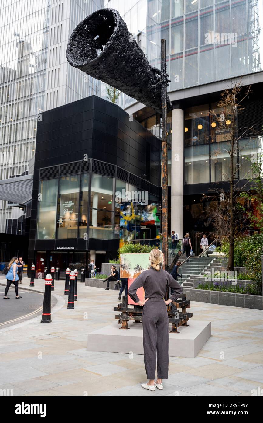 Londres, Royaume-Uni. 27 juin 2023. «Untitled: Megaphone», 2014, de Phyllida Barlow est dévoilé lors du lancement de l'édition 12th de Sculpture in the City, une exposition gratuite annuelle d'œuvres d'art publiques contemporaines dans le Square Mile. 18 œuvres d'art placées à côté de sites célèbres tels que le Gherkin et le Cheesegrater ainsi que de nouveaux espaces historiques avec la région peuvent être vues pendant les 12 prochains mois. Credit: Stephen Chung / Alamy Live News Banque D'Images