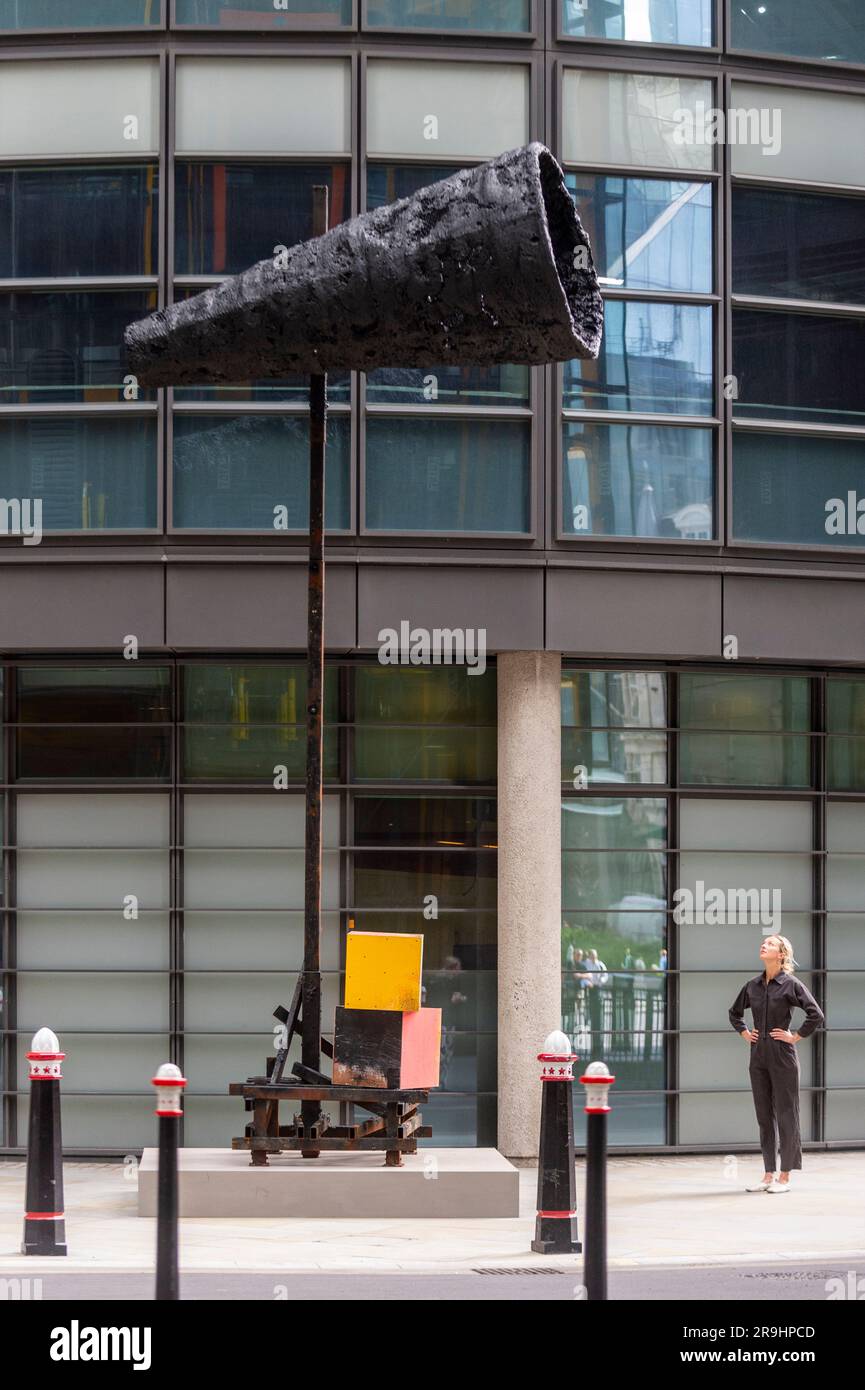 Londres, Royaume-Uni. 27 juin 2023. «Untitled: Megaphone», 2014, de Phyllida Barlow est dévoilé lors du lancement de l'édition 12th de Sculpture in the City, une exposition gratuite annuelle d'œuvres d'art publiques contemporaines dans le Square Mile. 18 œuvres d'art placées à côté de sites célèbres tels que le Gherkin et le Cheesegrater ainsi que de nouveaux espaces historiques avec la région peuvent être vues pendant les 12 prochains mois. Credit: Stephen Chung / Alamy Live News Banque D'Images