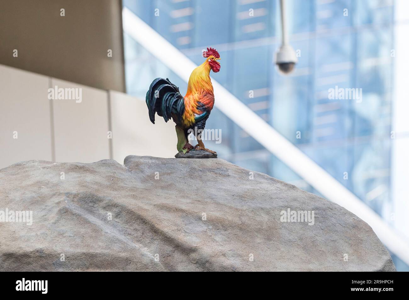 Londres, Royaume-Uni. 27 juin 2023. « Pittu Pittu Pithu Pitoo », 2022, de Simeon Barclay, est dévoilé lors du lancement de l’édition 12th de Sculpture in the City, une exposition annuelle gratuite d’œuvres d’art publiques contemporaines sur le Square Mile. 18 œuvres d'art placées à côté de sites célèbres tels que le Gherkin et le Cheesegrater ainsi que de nouveaux espaces historiques avec la région peuvent être vues pendant les 12 prochains mois. Credit: Stephen Chung / Alamy Live News Banque D'Images