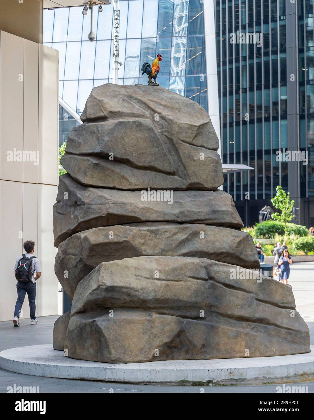Londres, Royaume-Uni. 27 juin 2023. « Pittu Pittu Pithu Pitoo », 2022, de Simeon Barclay, est dévoilé lors du lancement de l’édition 12th de Sculpture in the City, une exposition annuelle gratuite d’œuvres d’art publiques contemporaines sur le Square Mile. 18 œuvres d'art placées à côté de sites célèbres tels que le Gherkin et le Cheesegrater ainsi que de nouveaux espaces historiques avec la région peuvent être vues pendant les 12 prochains mois. Credit: Stephen Chung / Alamy Live News Banque D'Images