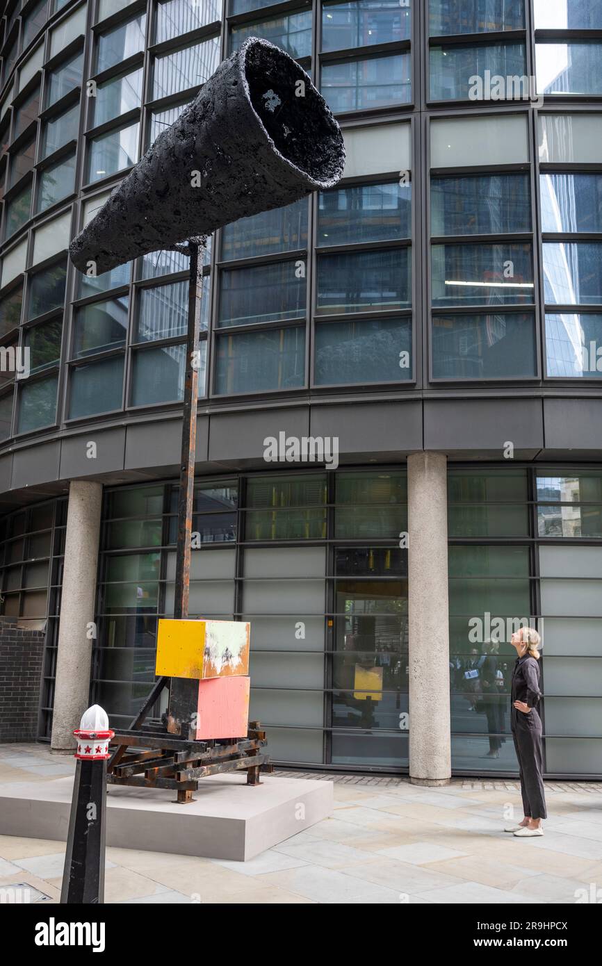 Londres, Royaume-Uni. 27 juin 2023. «Untitled: Megaphone», 2014, de Phyllida Barlow est dévoilé lors du lancement de l'édition 12th de Sculpture in the City, une exposition gratuite annuelle d'œuvres d'art publiques contemporaines dans le Square Mile. 18 œuvres d'art placées à côté de sites célèbres tels que le Gherkin et le Cheesegrater ainsi que de nouveaux espaces historiques avec la région peuvent être vues pendant les 12 prochains mois. Credit: Stephen Chung / Alamy Live News Banque D'Images