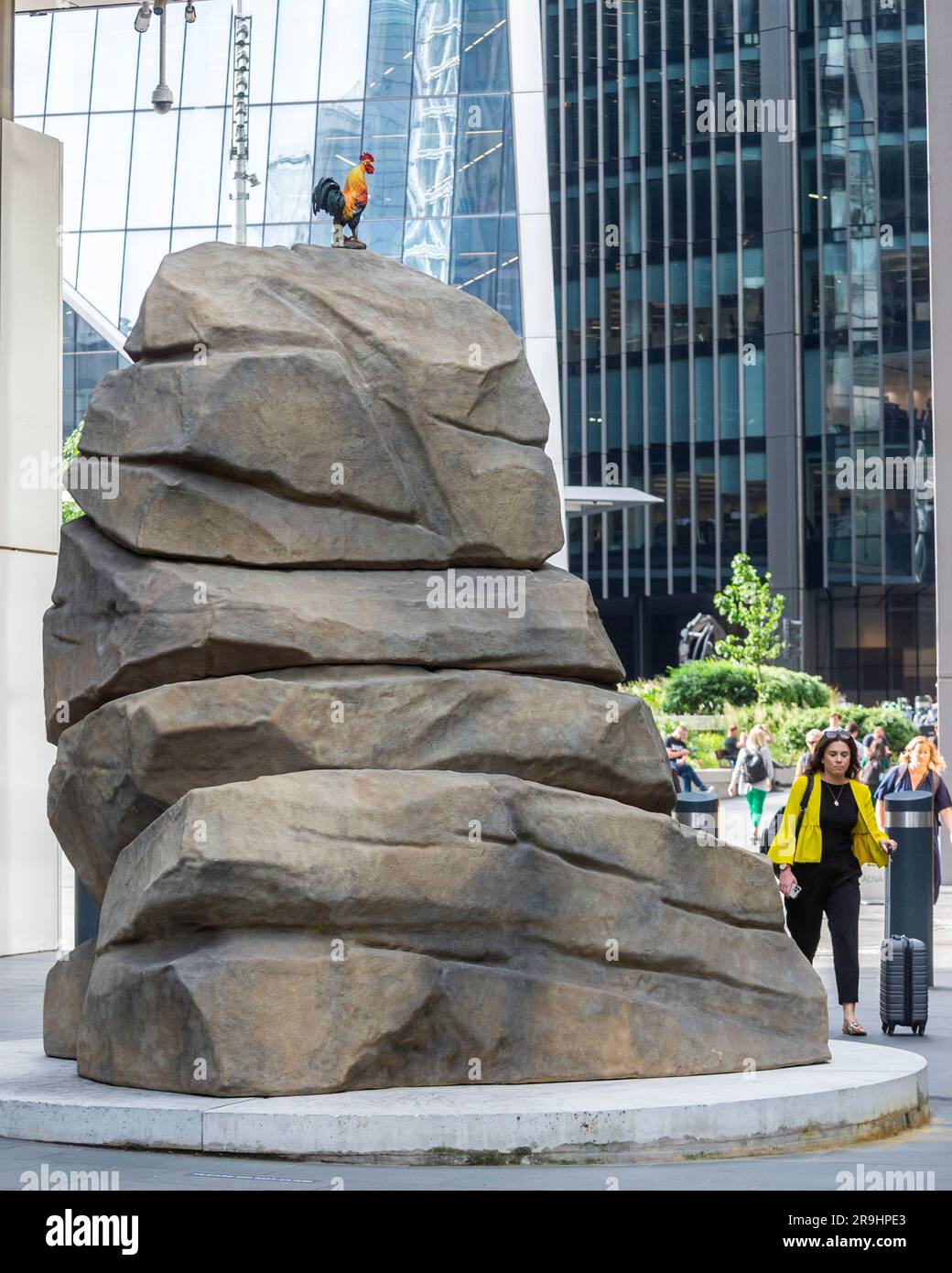 Londres, Royaume-Uni. 27 juin 2023. « Pittu Pittu Pithu Pitoo », 2022, de Simeon Barclay, est dévoilé lors du lancement de l’édition 12th de Sculpture in the City, une exposition annuelle gratuite d’œuvres d’art publiques contemporaines sur le Square Mile. 18 œuvres d'art placées à côté de sites célèbres tels que le Gherkin et le Cheesegrater ainsi que de nouveaux espaces historiques avec la région peuvent être vues pendant les 12 prochains mois. Credit: Stephen Chung / Alamy Live News Banque D'Images